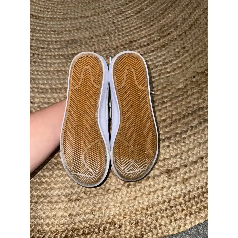 Nike Blazer Low '77 in white and black size youth 4 - Picture 3 of 7